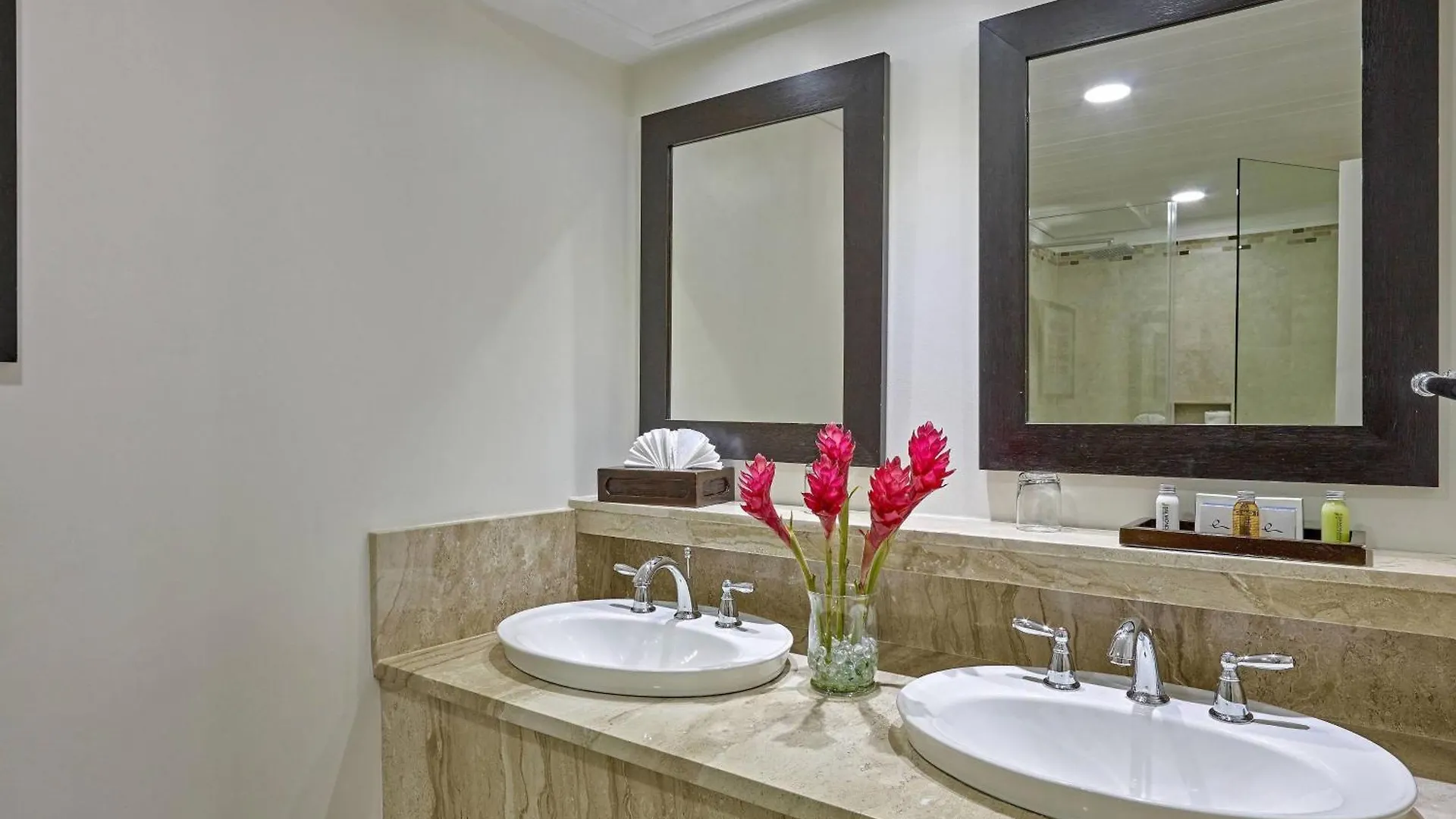 Crystal Cove By Elegant Hotels - All-Inclusive Сент-Джеймс Барбадос